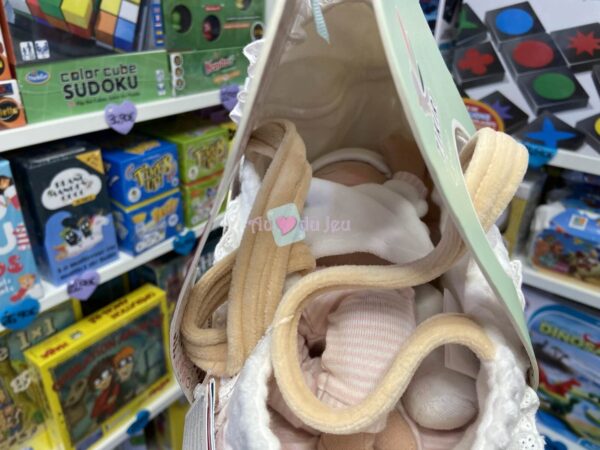 Lit Bébé avec Poupée, Biberon et Couverture – Image 2